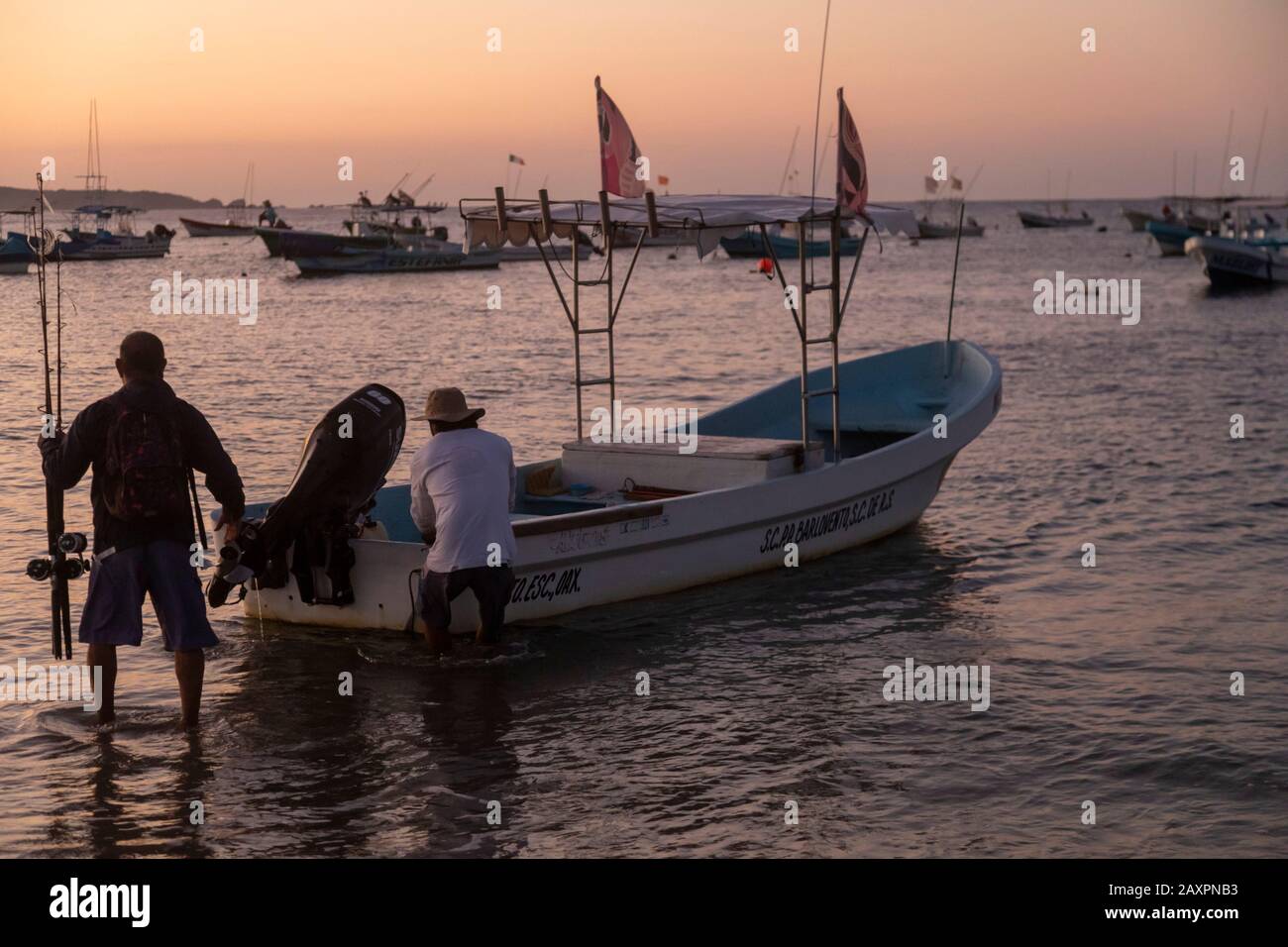 Puerto Escondido, Oaxaca, Messico - I Pescatori preparano la loro barca da pesca per un viaggio di pesca sportiva. Foto Stock