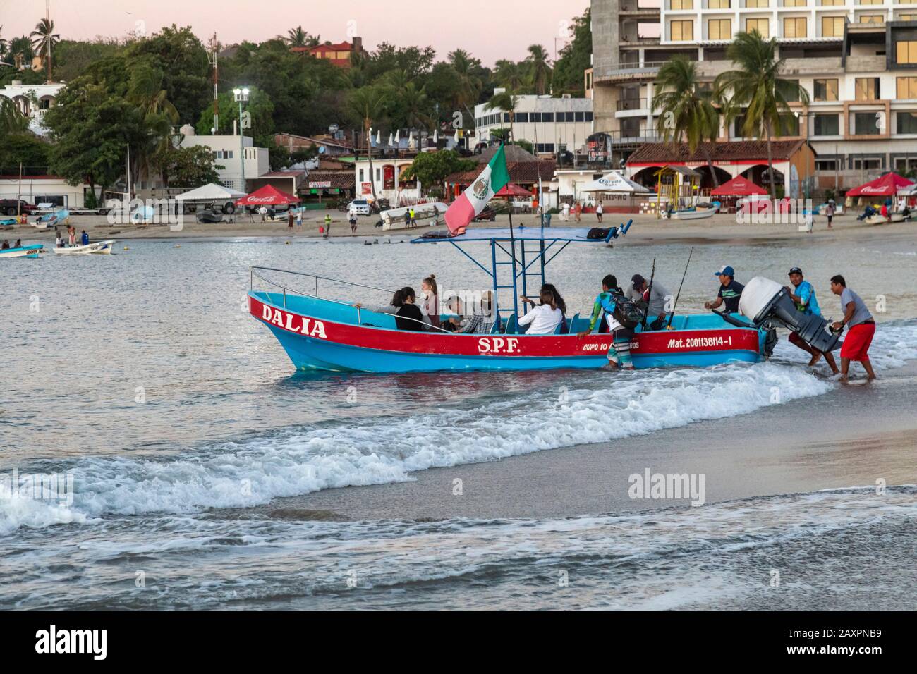 Puerto Escondido, Oaxaca, Messico - una barca da pesca sportiva porta i turisti in un'escursione sull'Oceano Pacifico. Foto Stock