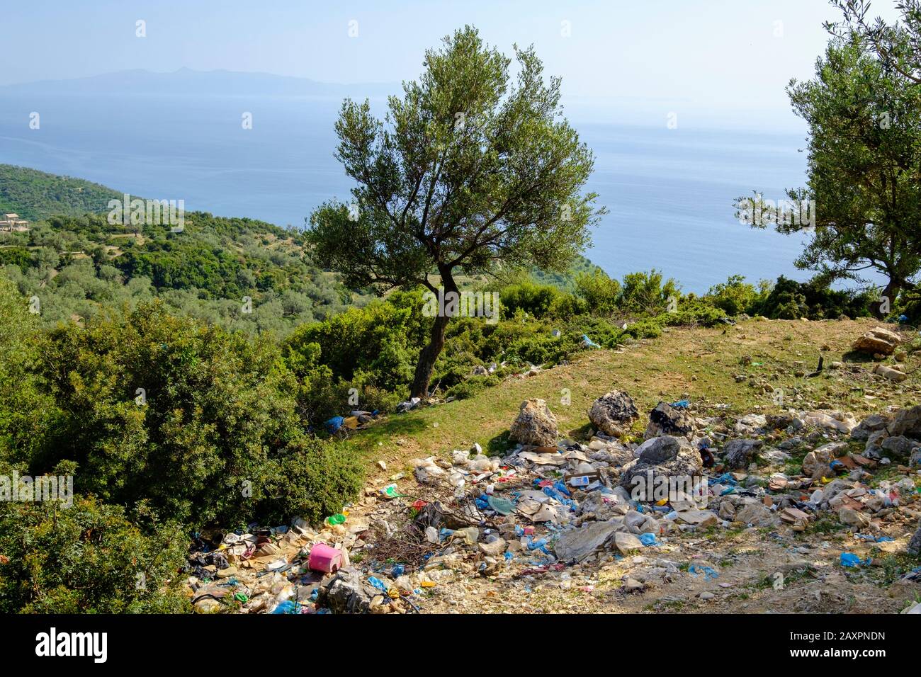 Discarica selvaggia, a Lukova, Qark Vlora, Albania Foto Stock