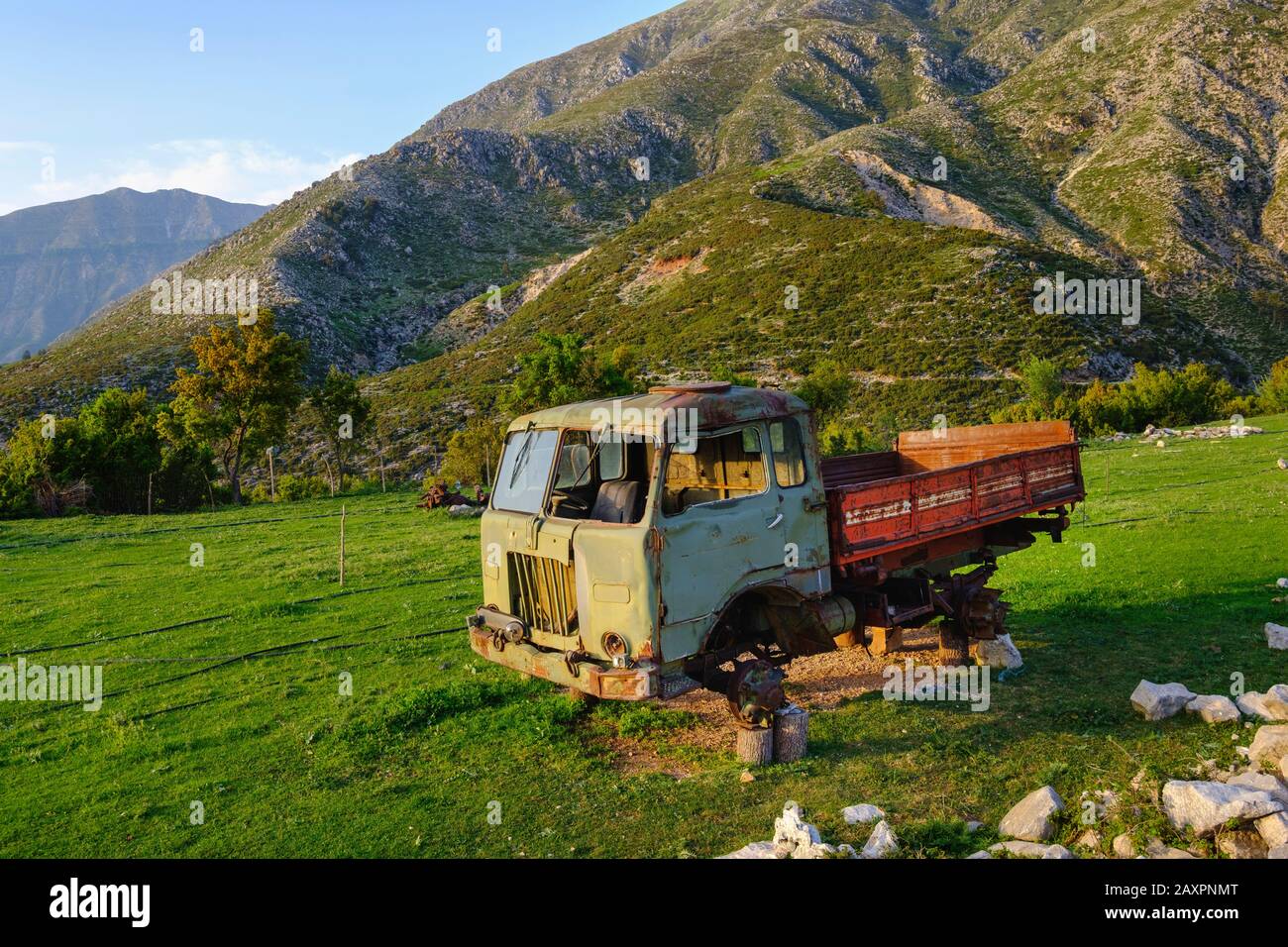 Vecchio camion ammanettato al passo di Llogara, a Orikum, Qark Vlora, Albania Foto Stock