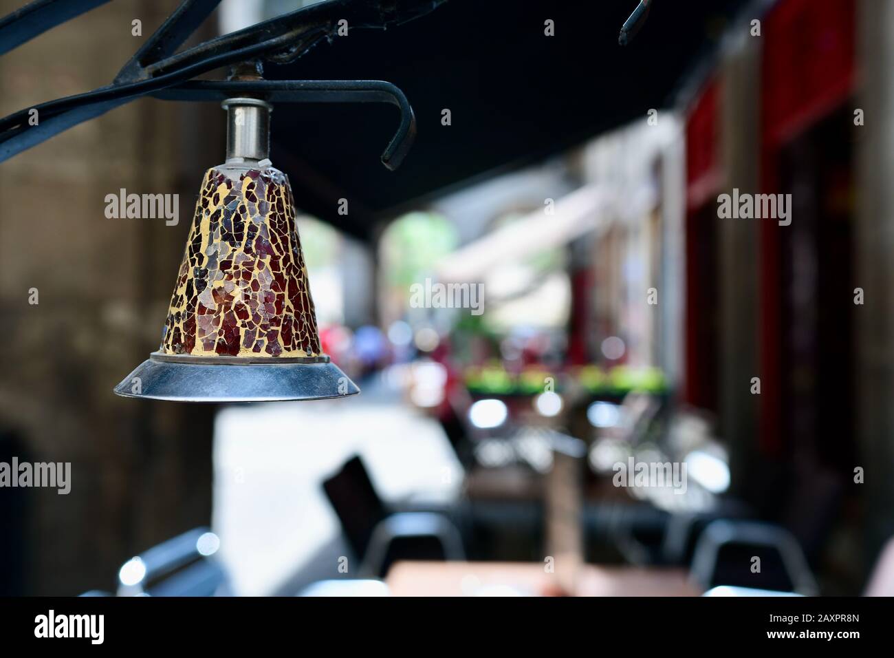 Tessere mosaico su una campana industriale d'epoca in una terrazza a Barcellona, Spagna durante l'estate Foto Stock