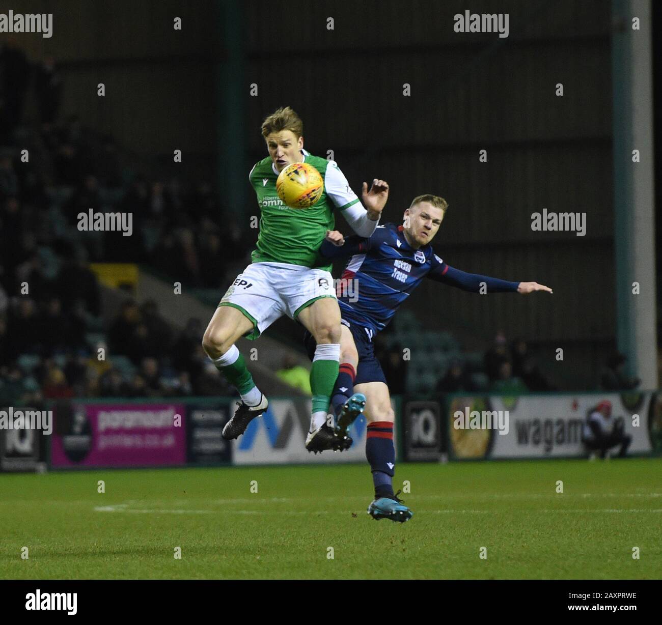 Easter Road, Stadium .Edinburgh.Scotland.UK.12th Feb 20 Hibernian vs Ross County, Scottish Premiership Match Hibs' Lithuanian Midfielder, Vykintas Slivka, tussle con Ross County attaccante, Billy McKay, . Credito: Eric mccowat/Alamy Live News Foto Stock