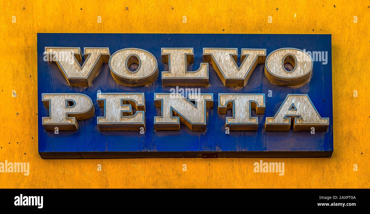 Volvo penta, un segno rettangolare blu con lettere bianche su un muro di giallo, El Gouna, Egitto, 16 gennaio 2020 Foto Stock