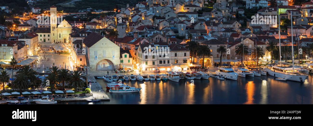 Vista sul porto della città vecchia di Hvar, isola di Hvar, Dalmazia, Croazia Foto Stock