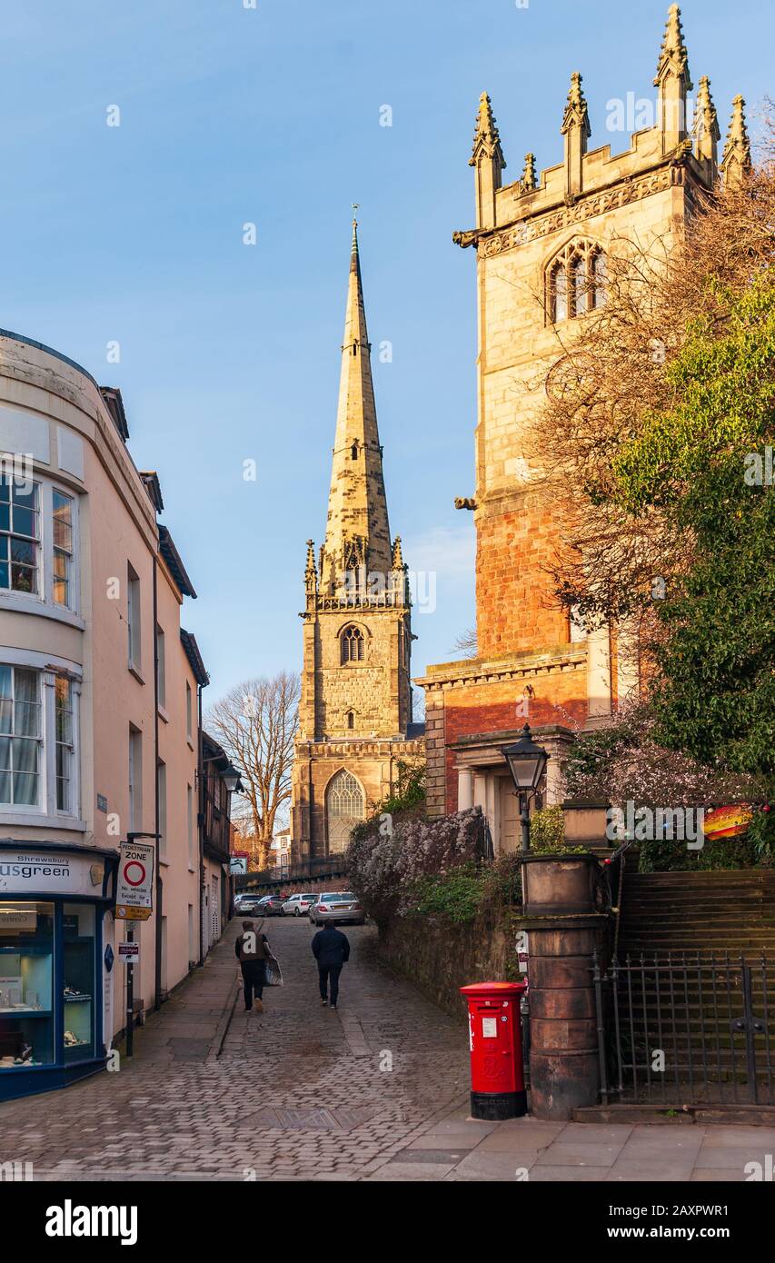 Shrewsbury Abbey in primavera, nella città medievale di mercato della storica Shrewsbury, a Shropshire, West Midlands Foto Stock