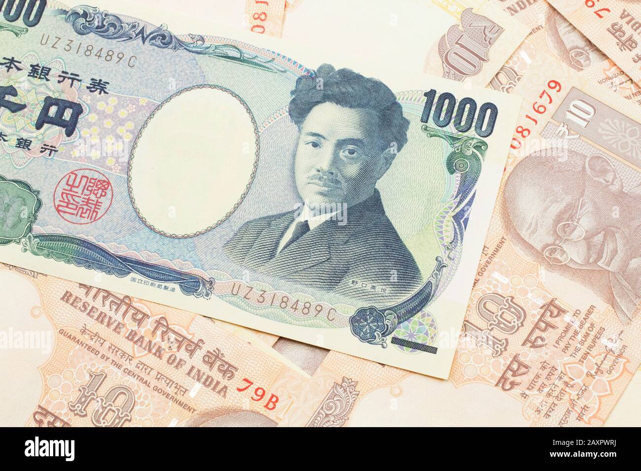 Un migliaio di yen giapponesi banconote primo piano in macro con dieci  rupie indiano banconote Foto stock - Alamy