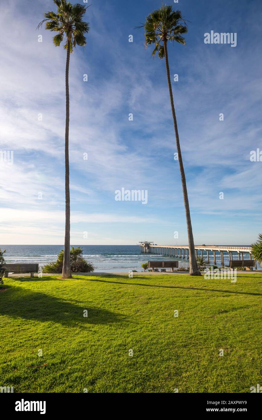 Scena costiera invernale con vista sul molo Scripps. La Jolla, California, Stati Uniti. Questo punto di vista è dal terreno dello Scripps Institute Of Oceanography. Foto Stock