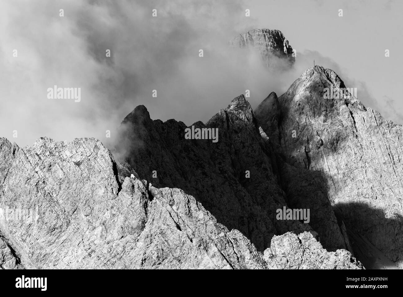 Vista da Stempeljoch il Nordkette sopra innsbruck lungo verso Hafelekar e Gleirschspitze con ombre e nuvole Foto Stock