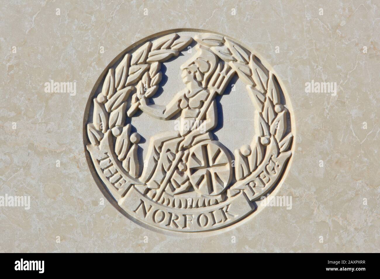 Il reggimento reale di Norfolk (1881-1959) emblema su un headstone della prima guerra mondiale al cimitero di Tyne Cot a Zonnebeke, Belgio Foto Stock