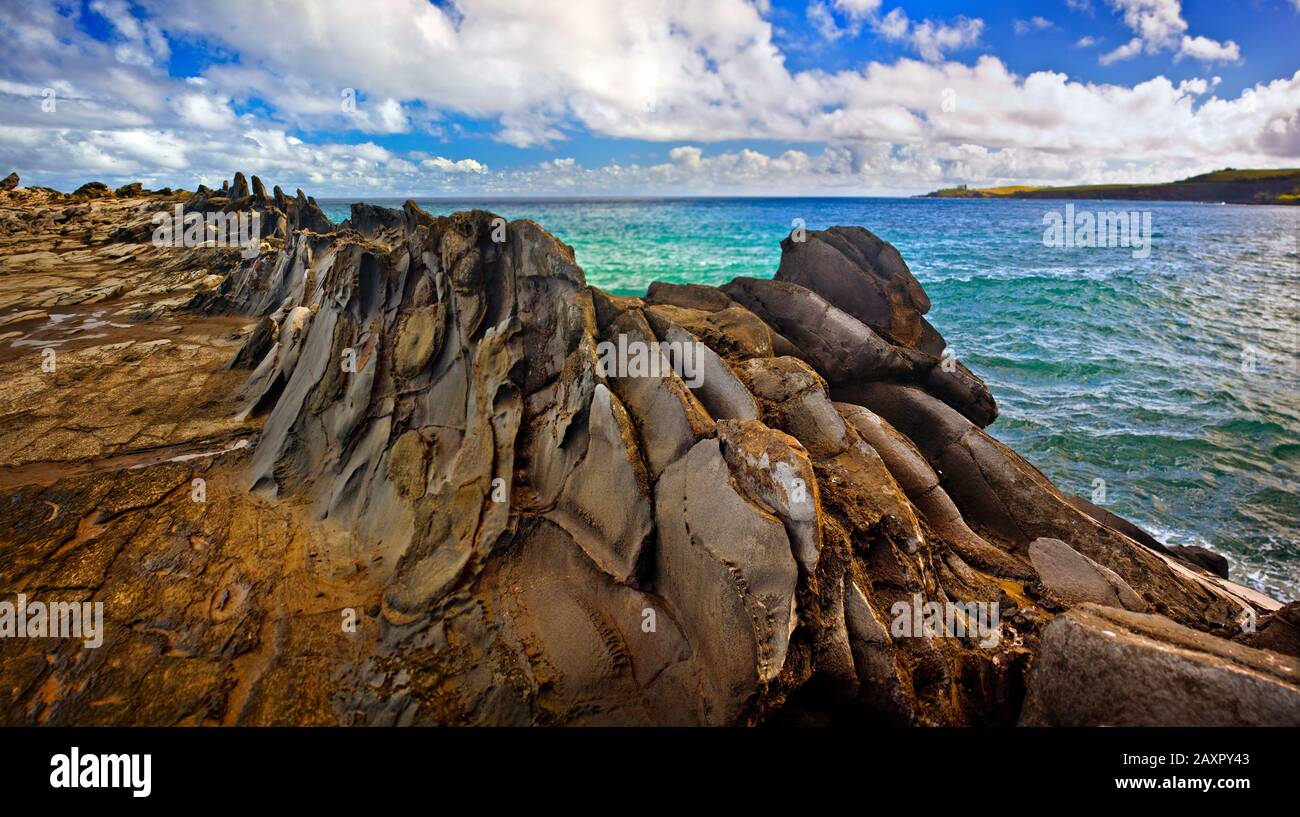 Vista panoramica di una costa rocciosa sotto le nuvole. Foto Stock