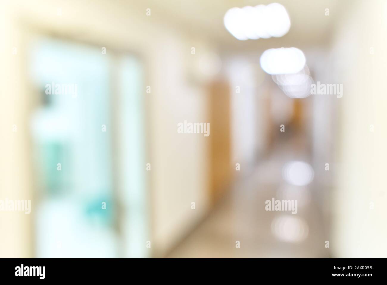 Gocciolamento medico sullo sfondo del corridoio dell'ospedale sfocato Foto Stock