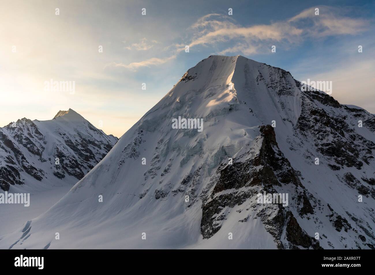 Neve montagna alpina scena all'alba, Nepal Tibet confine, Himalaya Foto Stock