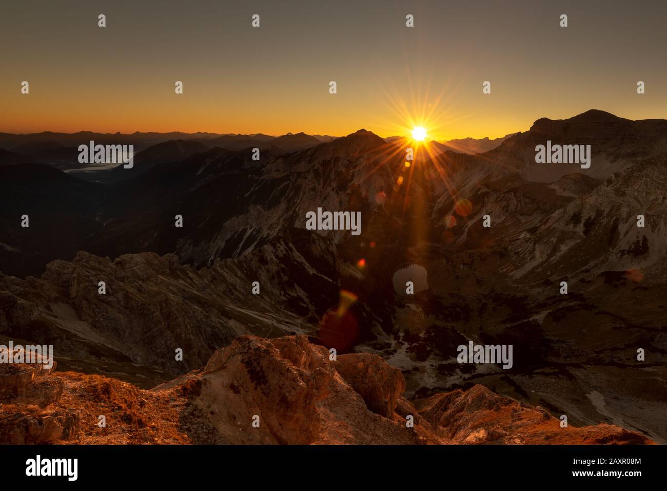 Il Soiernseen durante l'alba con Sunstar Foto Stock