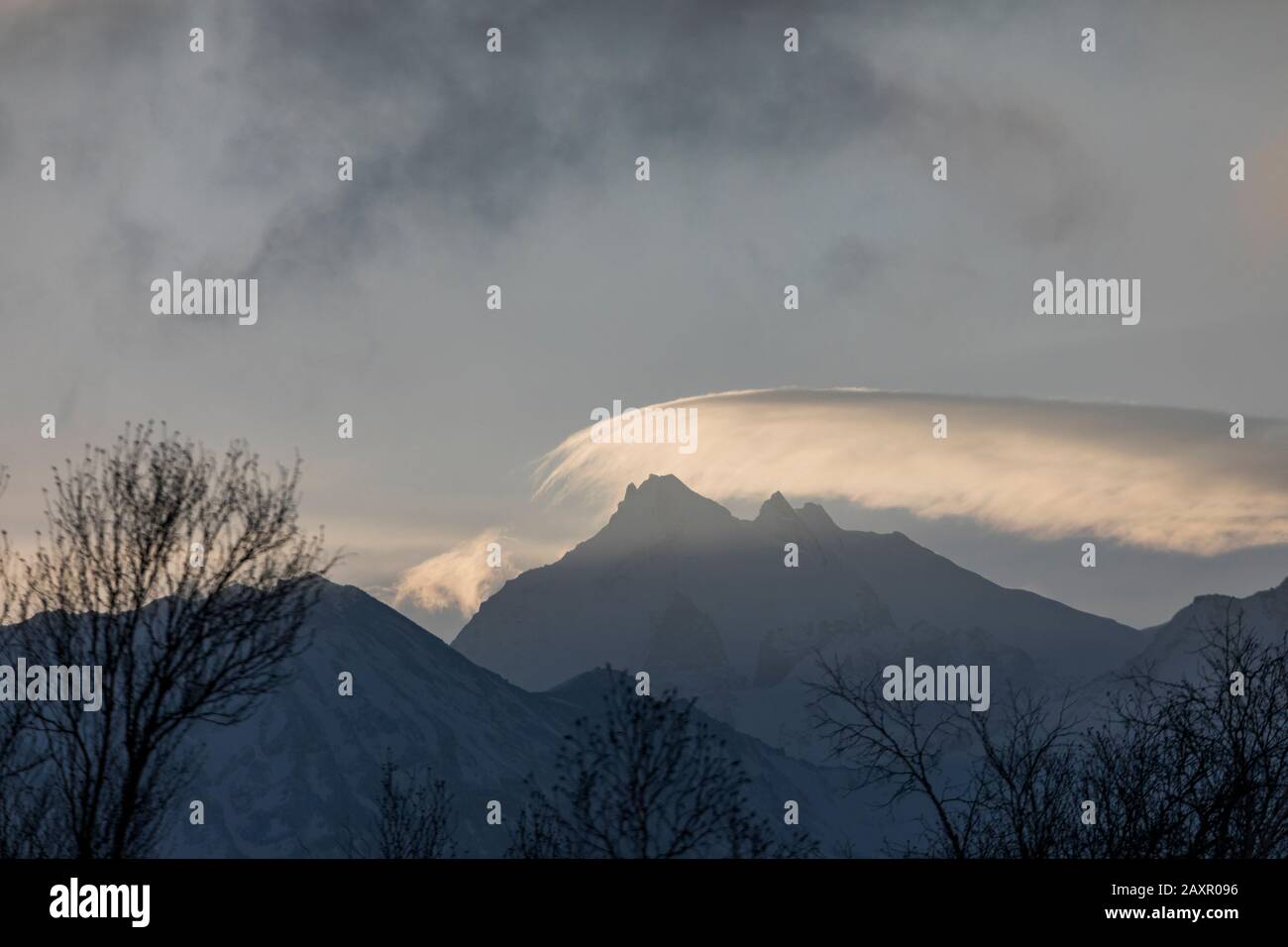 Lontano paesaggio alpino di montagna all'alba Nepal Himalaya Foto Stock