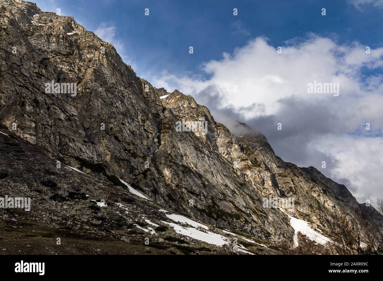 Paesaggio di montagna di scogliera rocciosa si affaccia nel Nepal Himalaya Foto Stock