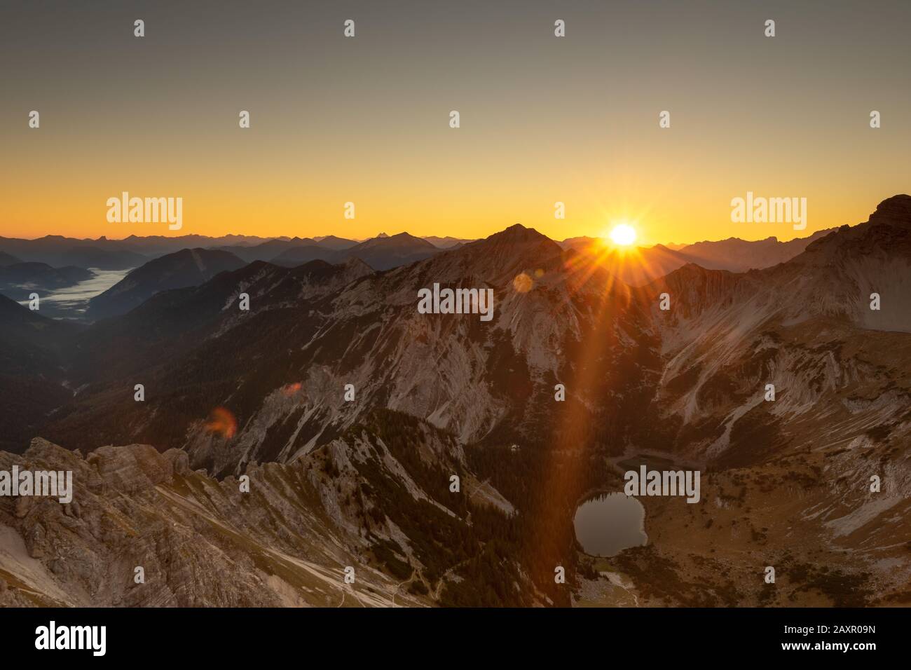 Il Soiernseen durante l'alba con Sunstar Foto Stock