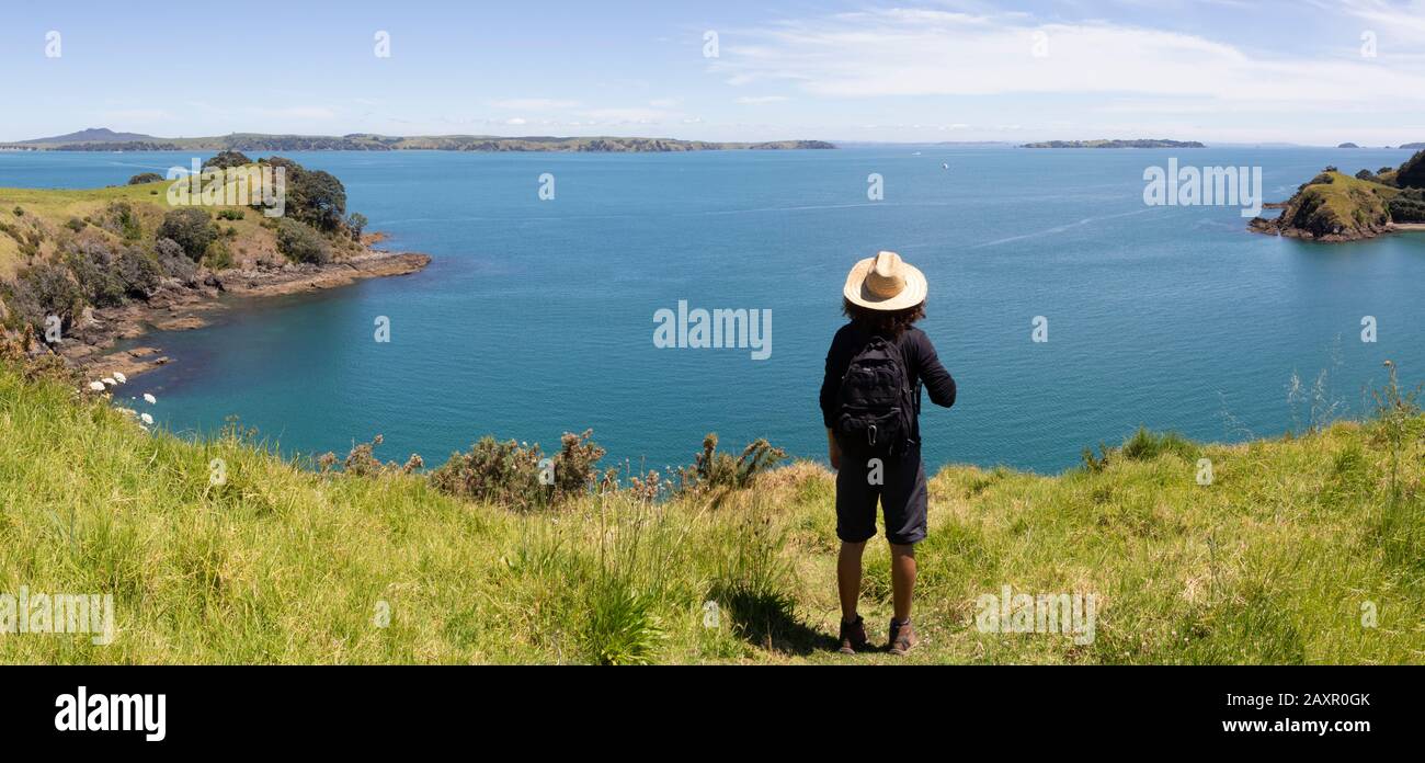 Per i turisti, pantaloncini corti, cappello e camicia nera, con vista sull'oceano Foto Stock