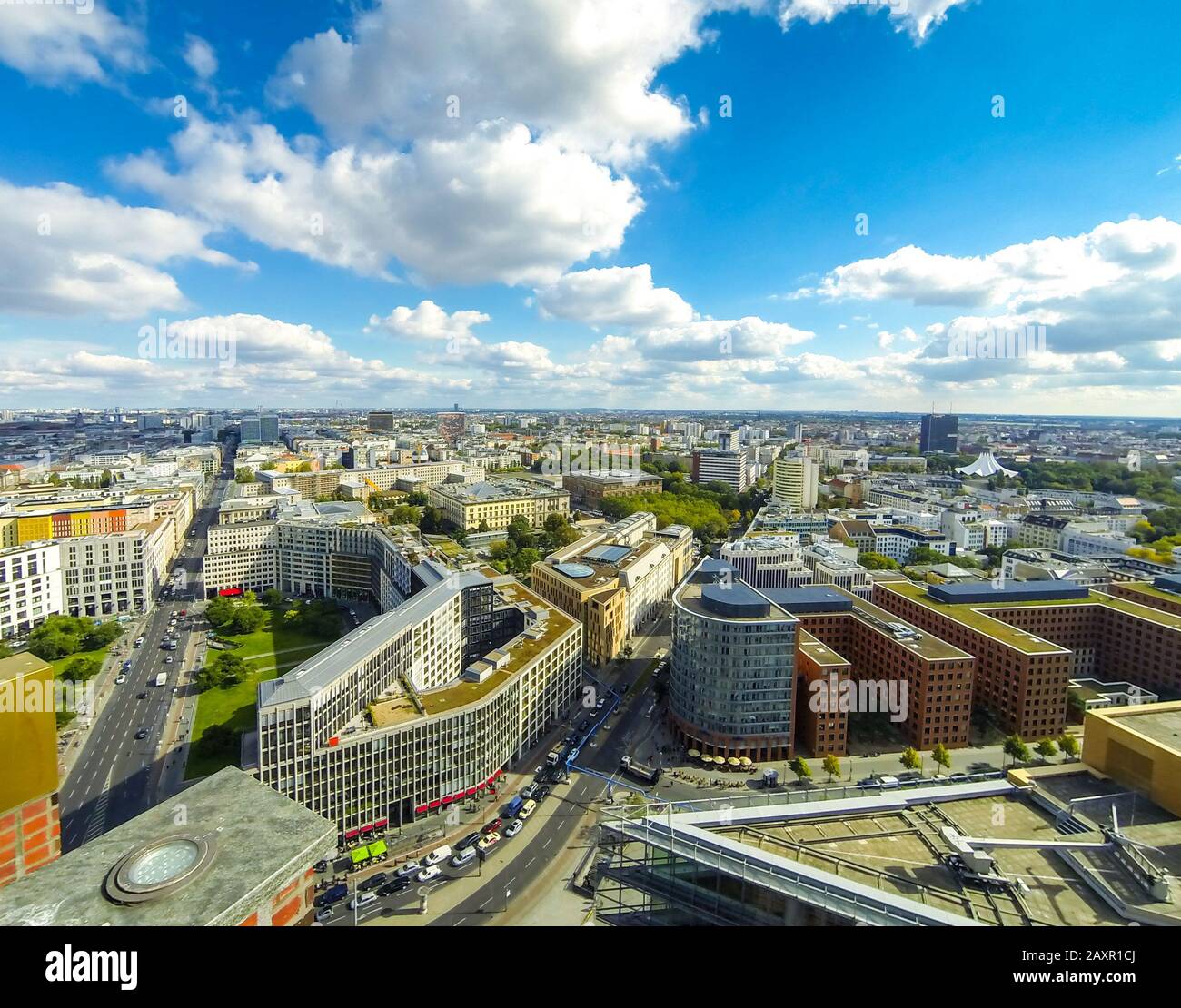 Vista panoramica dei droni aerei sulla città di Berlino, Germania. Vista dello skyline del centro di Berlino dal grattacielo di Potsdamer Platz Foto Stock
