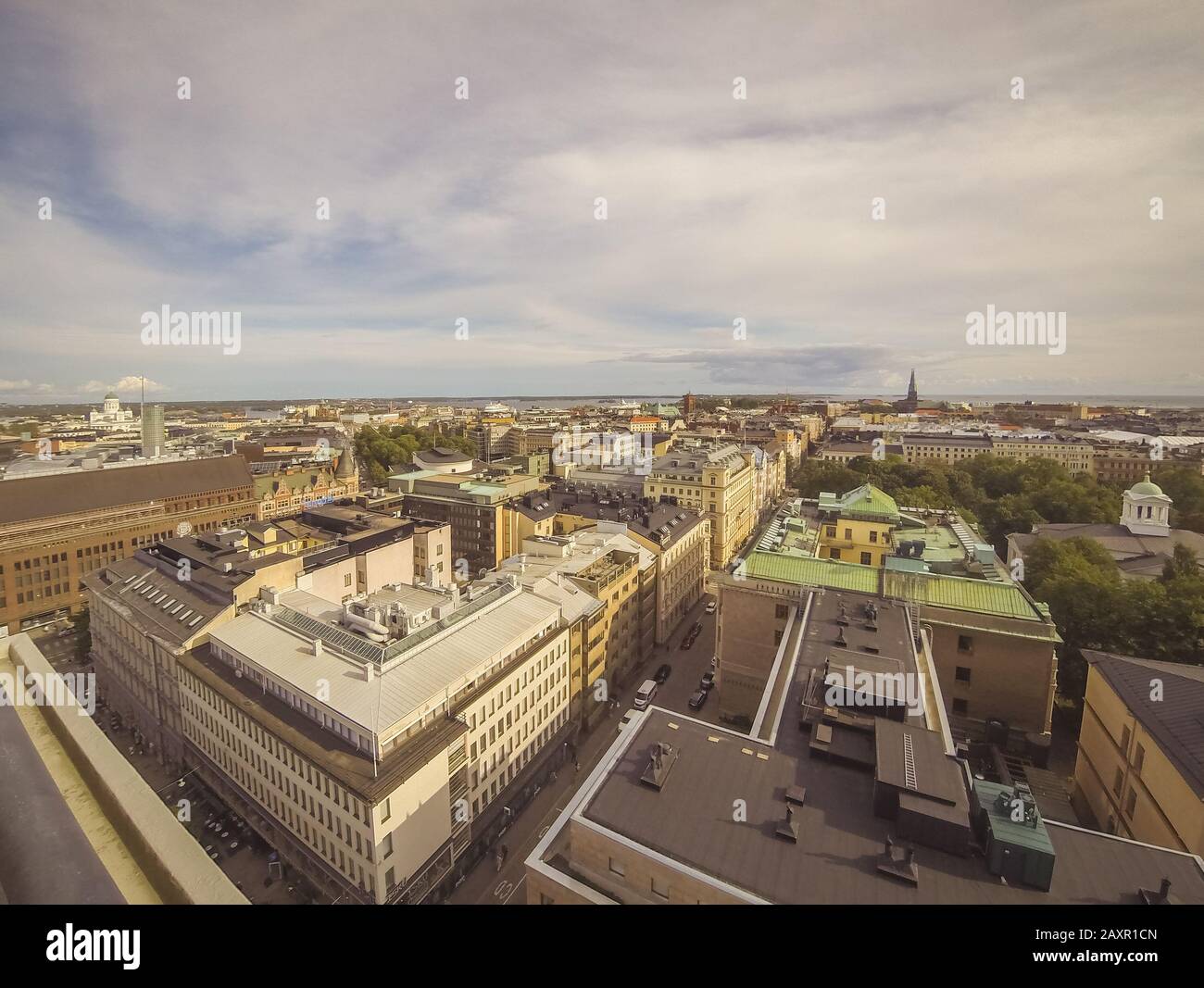 Panorama aereo della città di Helsinki, capitale della Finlandia. Vista dall'alto dei droni Foto Stock