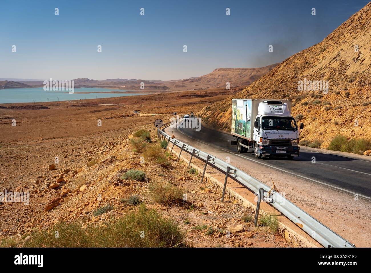 Provincia di Errachidia, Marocco - camion inquinanti che guida sulla collina in una posizione pittoresca Foto Stock