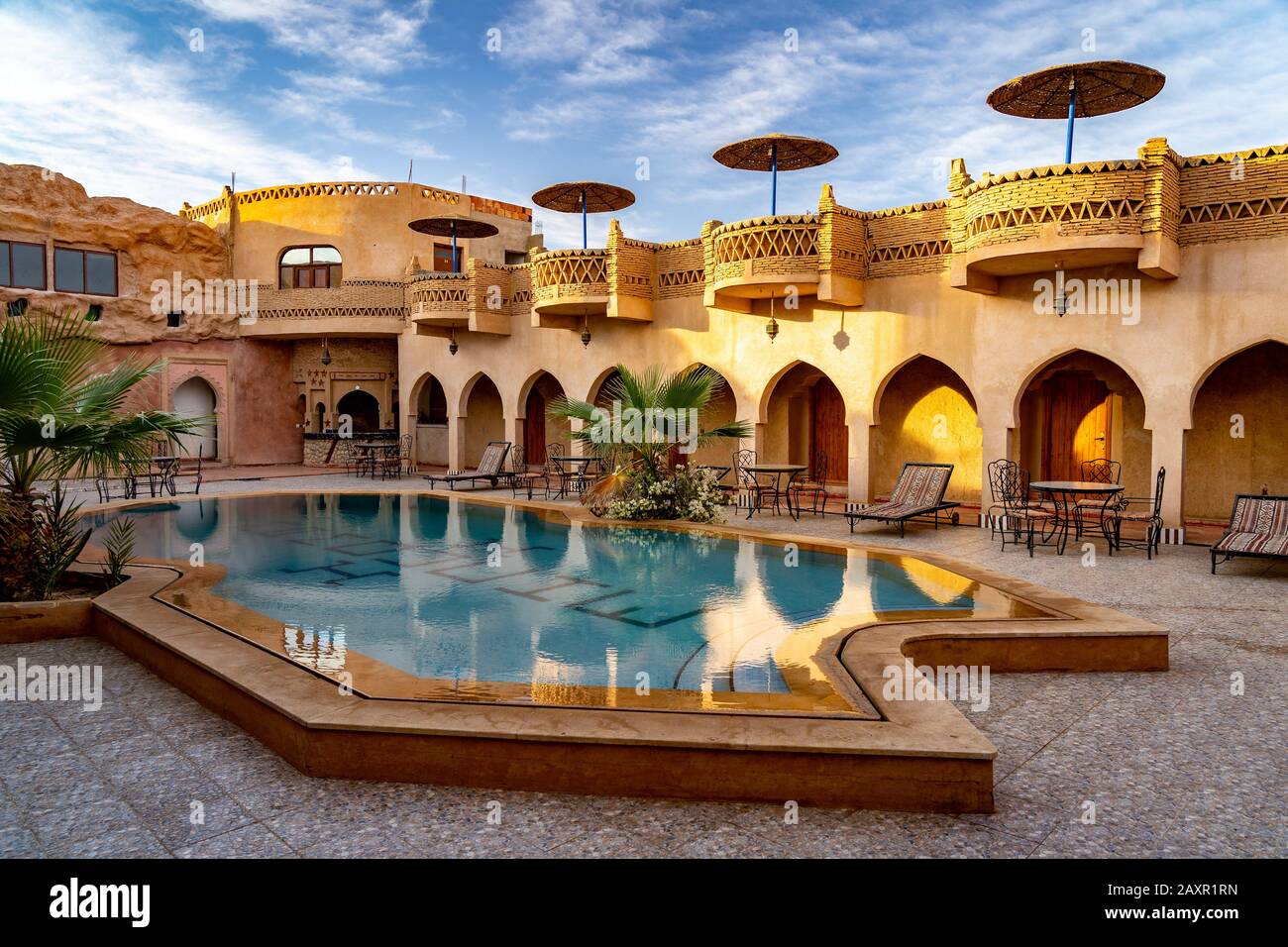 Hassilabied, Marocco - piscina all'aperto in un hotel marocchino Foto Stock