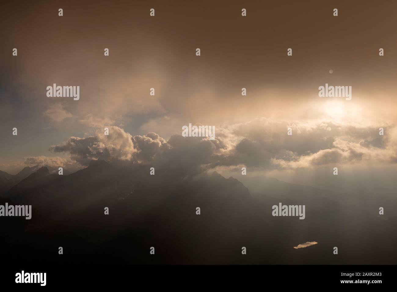 Vista sgarbata in direzione di Wetterstein con riflesso del Ferchensee Foto Stock