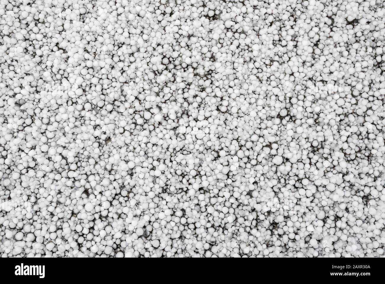 Pietre di grandine fotografate su una superficie piana Foto Stock