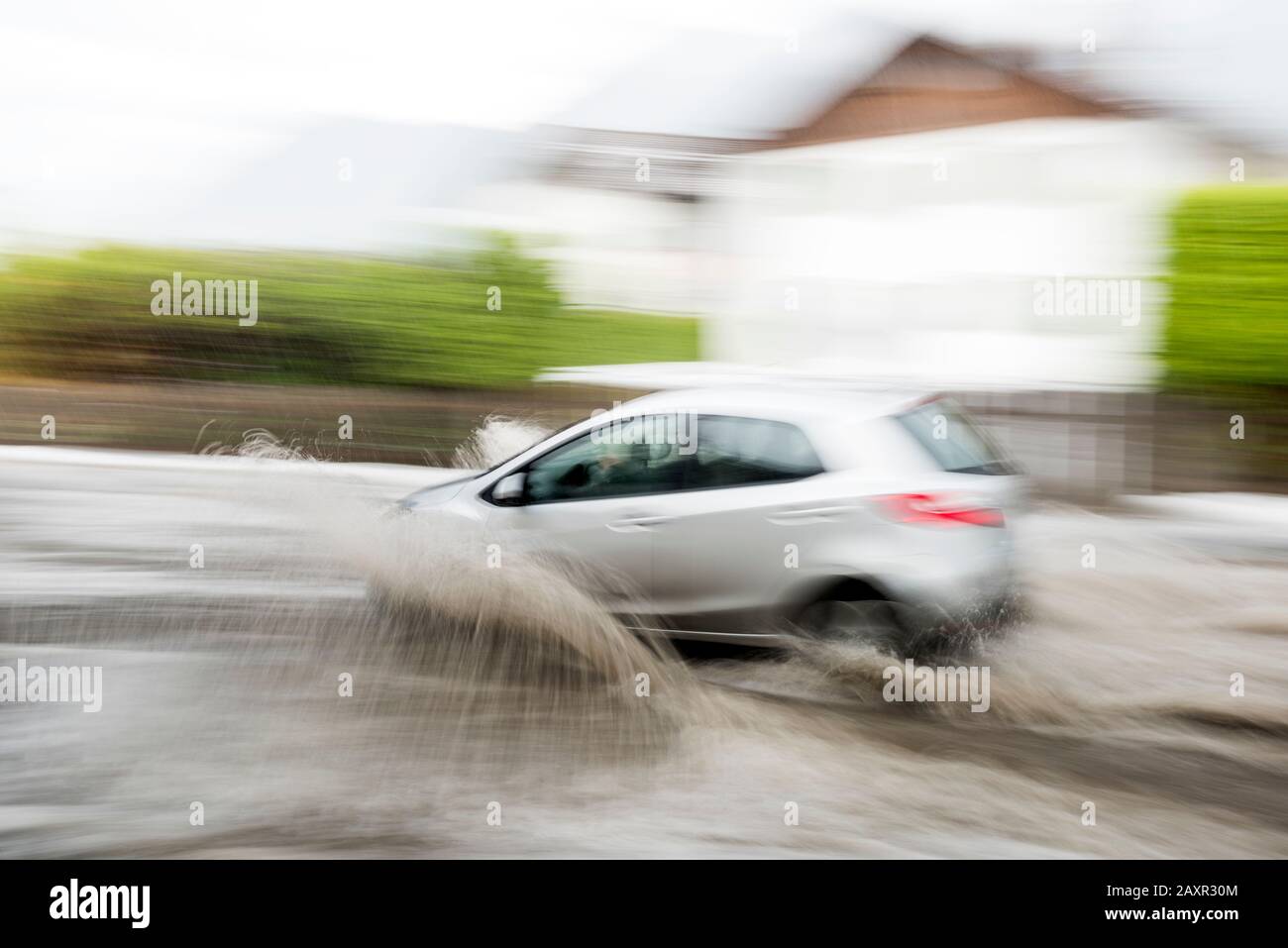 Maltempo con strada allagata a Wallgau nelle alpi bavaresi Foto Stock