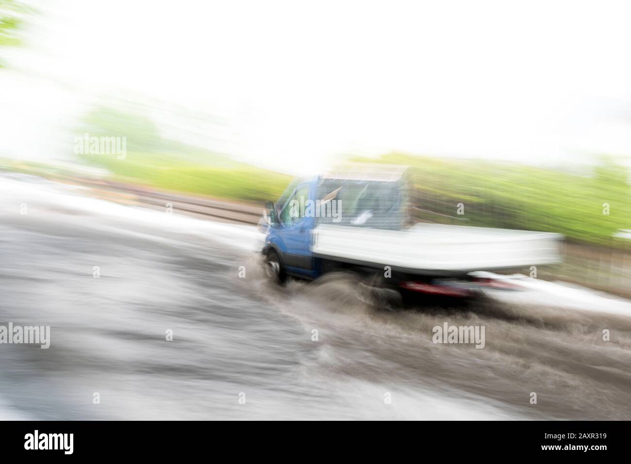 Maltempo con strada allagata a Wallgau nelle alpi bavaresi Foto Stock