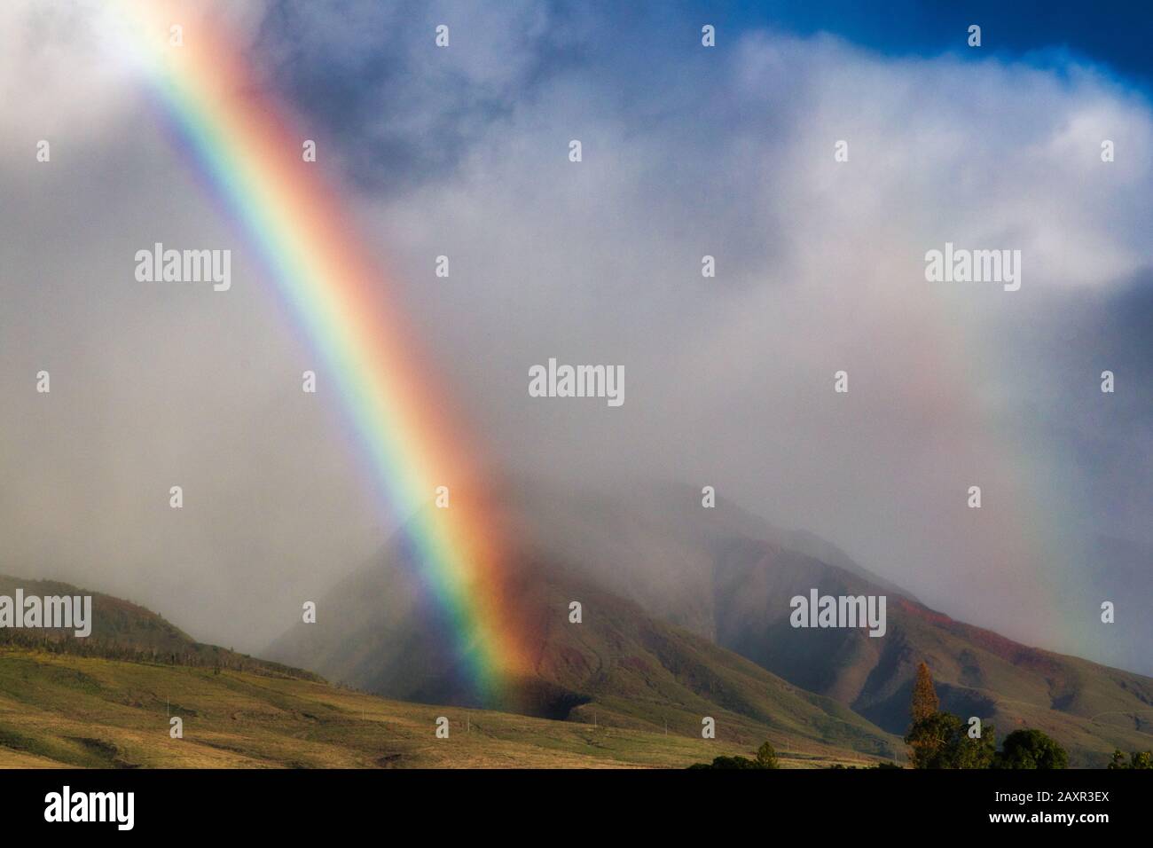 Doppio arcobaleno sulle montagne occidentali di Maui. Foto Stock