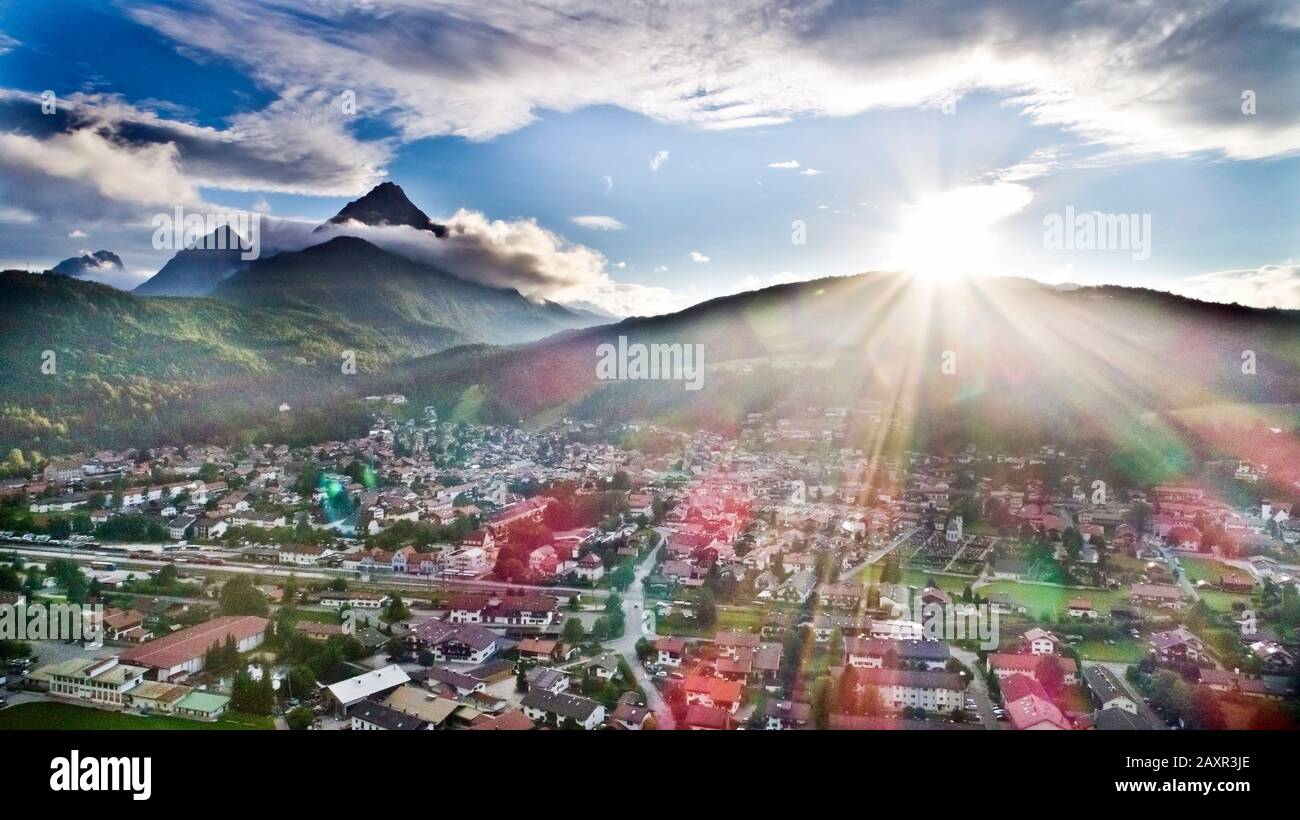 Vista su Mittenwald e sulle montagne circostanti fino alle montagne Wetterstein, Mittenwald, alta Baviera, Baviera, Germania Foto Stock