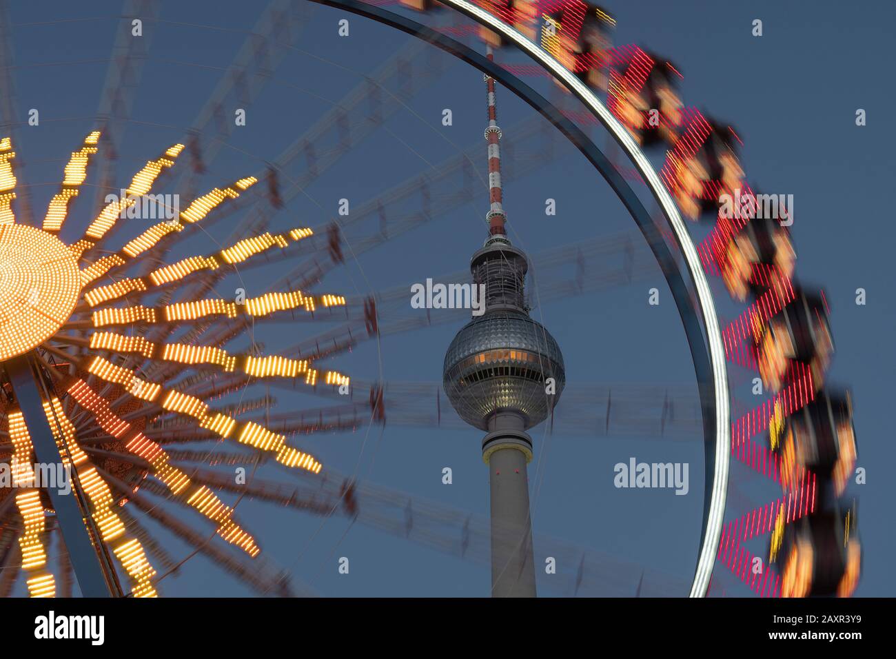Berlino, piazza Alexander, Berlino, piazza Alexander (piazza), torre della televisione, ruota panoramica, dettaglio, sfocatura movimento, dinamica Foto Stock