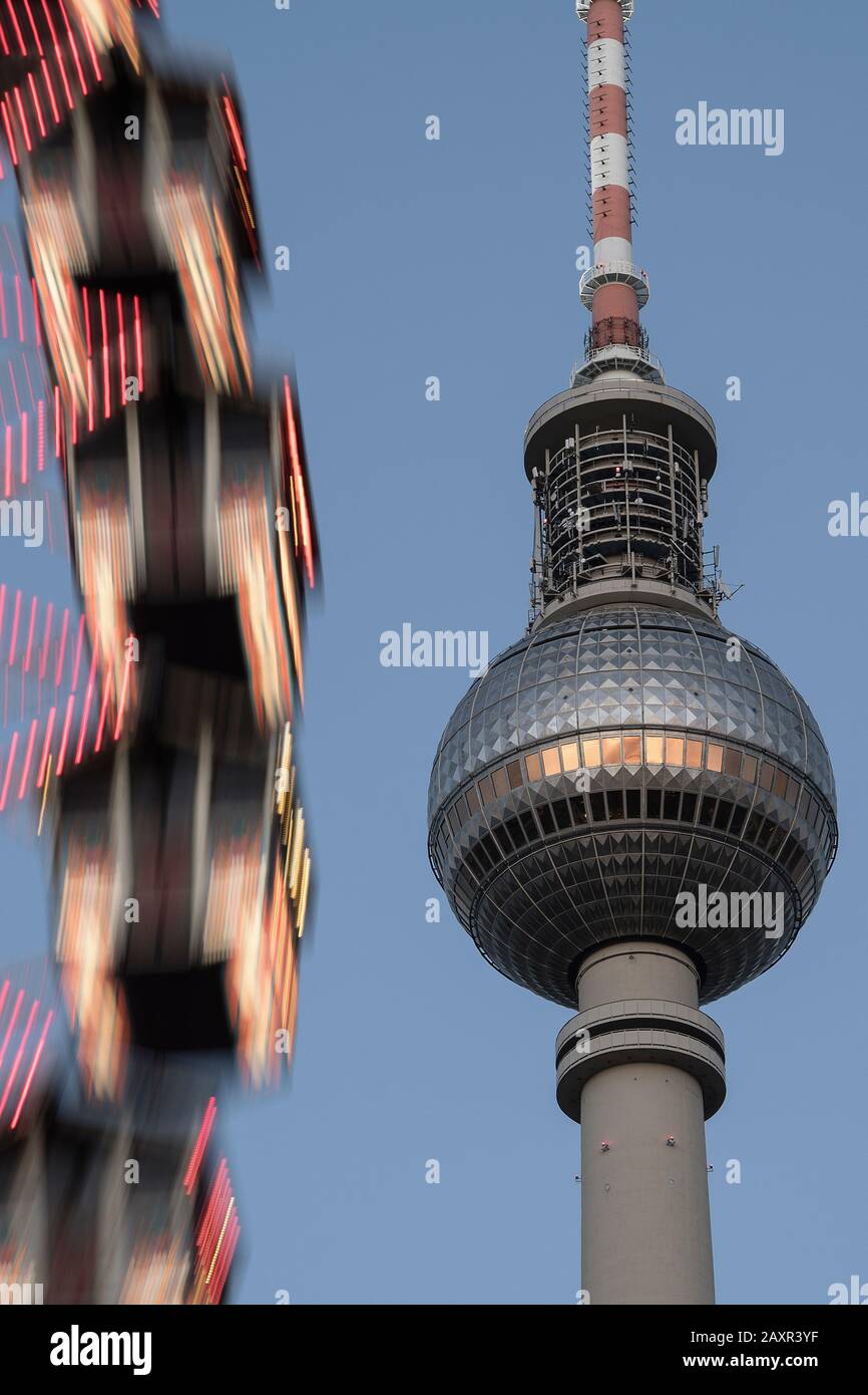 Gondole della ruota Gigante del mercatino di Natale piazza Alexander di fronte alla Cattedrale di Berlino Foto Stock