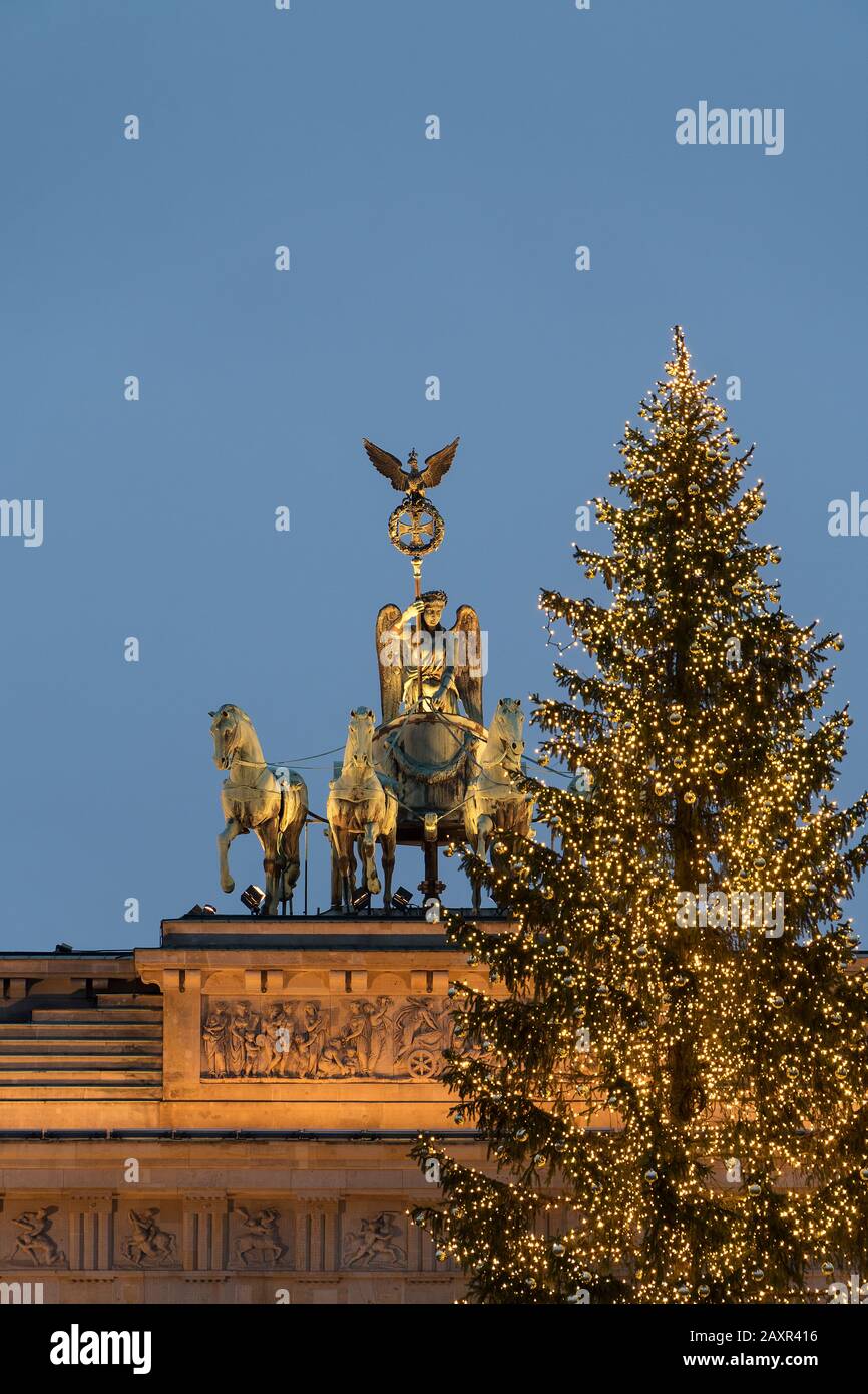 Berlino, festoso albero di Natale di fronte alla porta di Brandeburgo, Quadriga Foto Stock