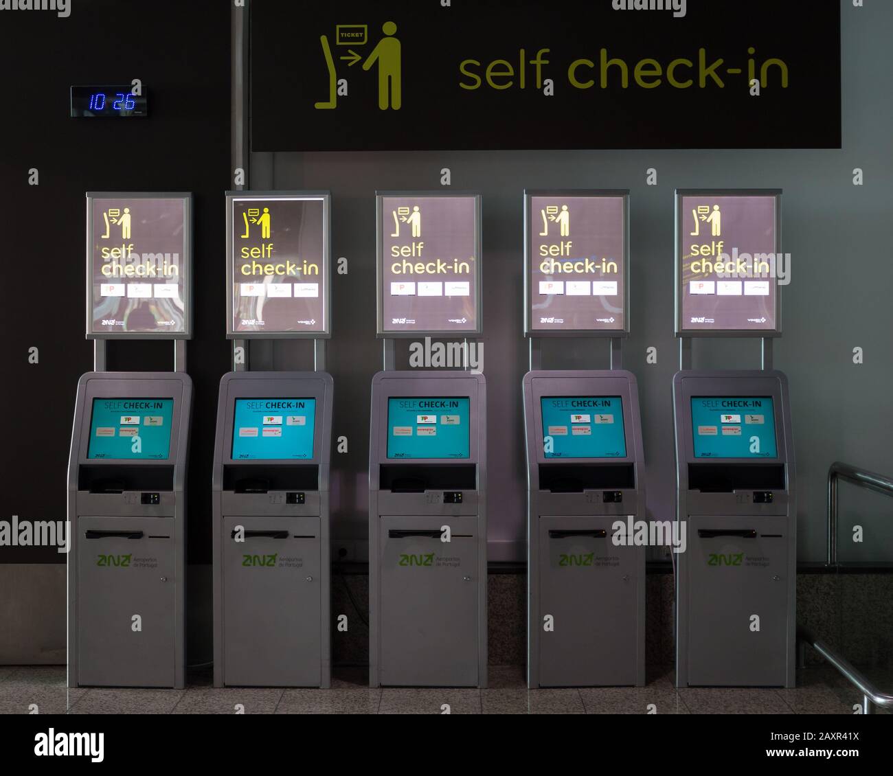 Santa Cruz, Madeira - Febbraio 2020: Vecchia coppia turistica al check-in self-service all'aeroporto "Cristiano Ronaldo" sull'isola di Madeira, Portogallo Foto Stock