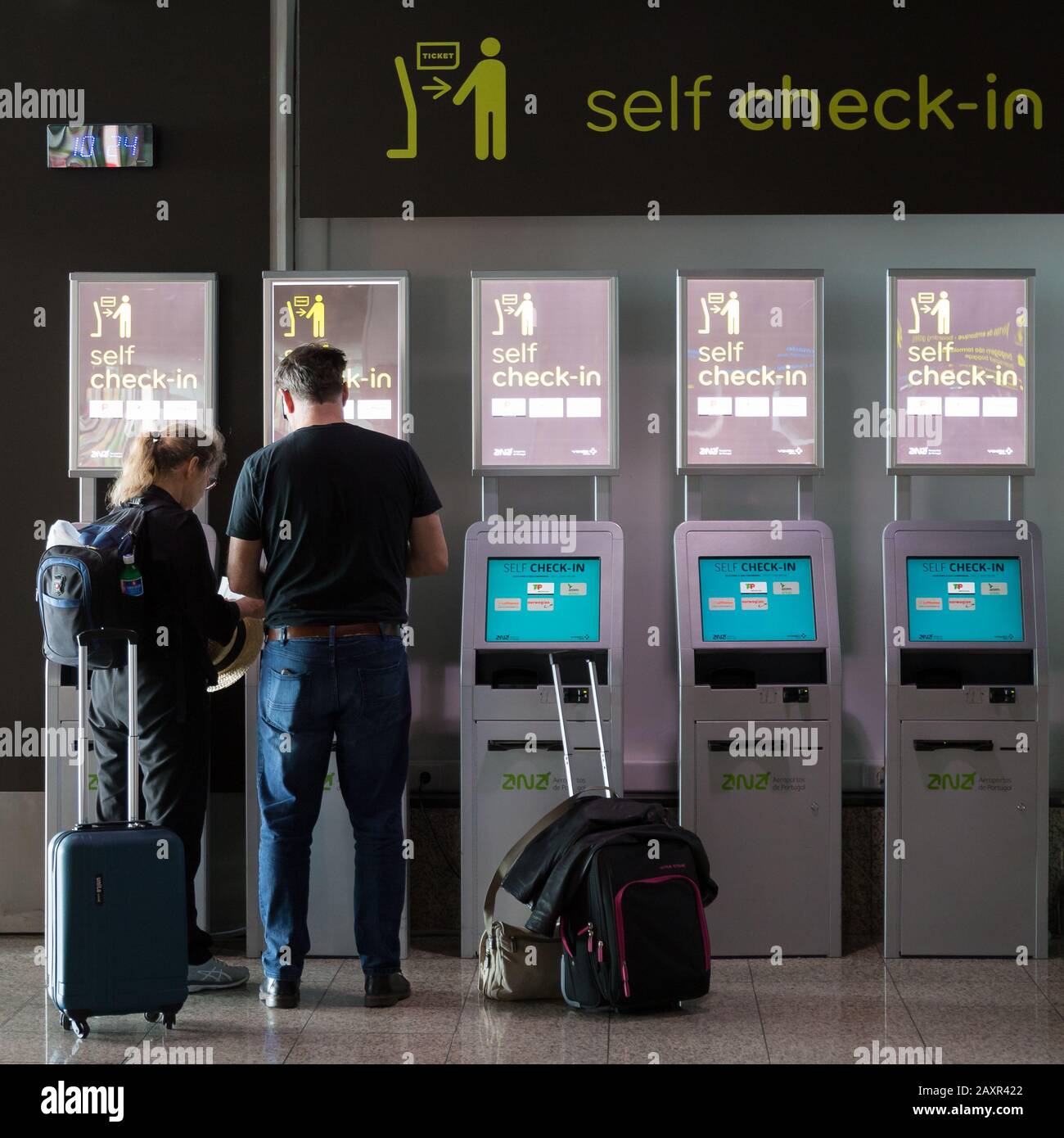 Santa Cruz, Madeira - Febbraio 2020: Vecchia coppia turistica al check-in self-service all'aeroporto "Cristiano Ronaldo" sull'isola di Madeira, Portogallo Foto Stock