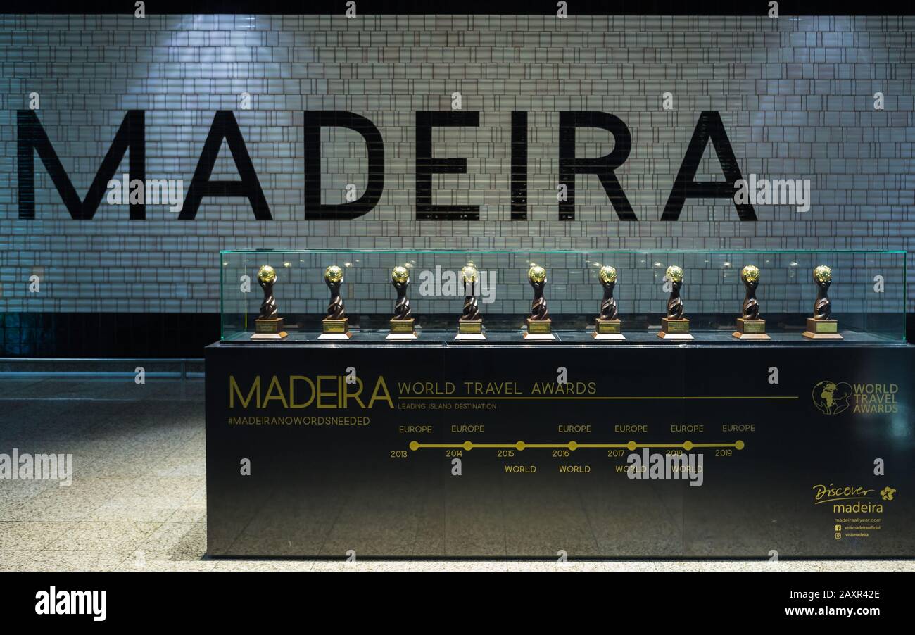 Santa Cruz, Madeira - Febbraio 2020: Premi di viaggio nell'isola di Madera in mostra all'aeroporto 'Cristiano Ronaldo' nell'isola di Madeira, Portogallo Foto Stock
