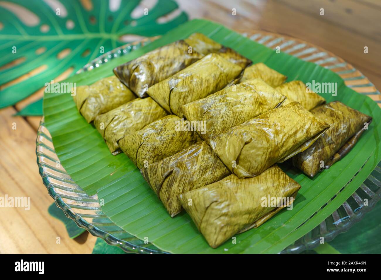 Khao tom matto o fagiolo mung al vapore con riso appiccicoso è il dessert tailandese locale e trandition. È avvolto da una foglia di banana. Foto Stock