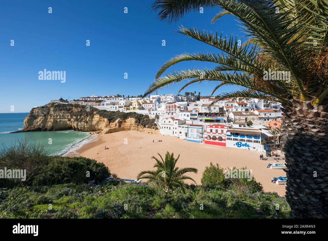 Vista su Carvoeiro con spiaggia, Algarve, Faro distretto, Portogallo Foto Stock