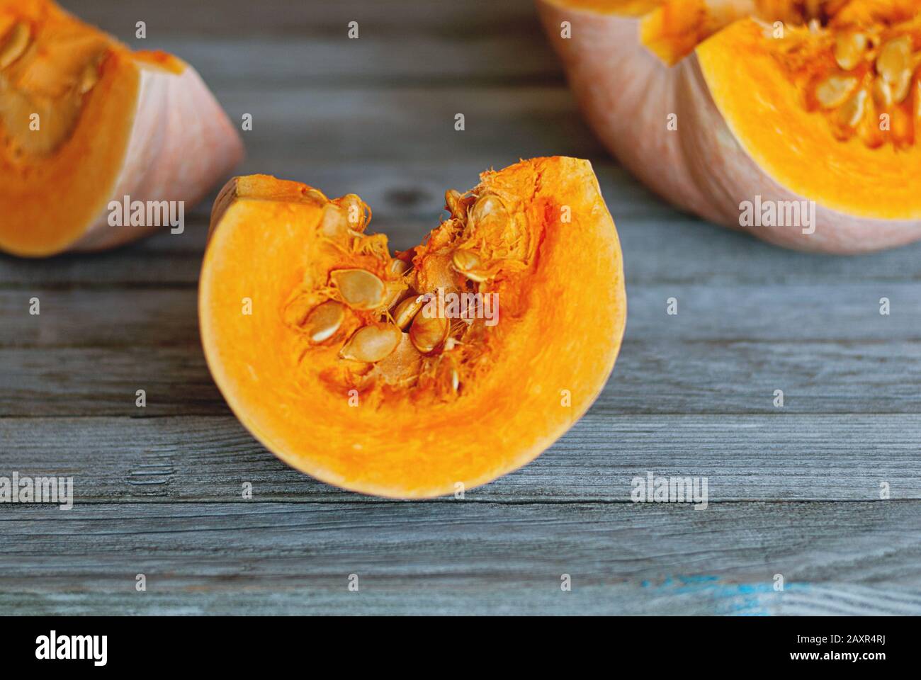 Tre fette di zucca sul tavolo di legno grigio Foto Stock