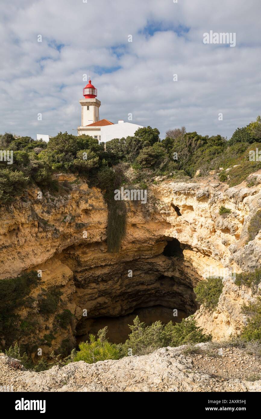 Foro di roccia naturale e il faro di Alfanzina a Carvoeiro, Algarve, Faro distretto, Portogallo Foto Stock