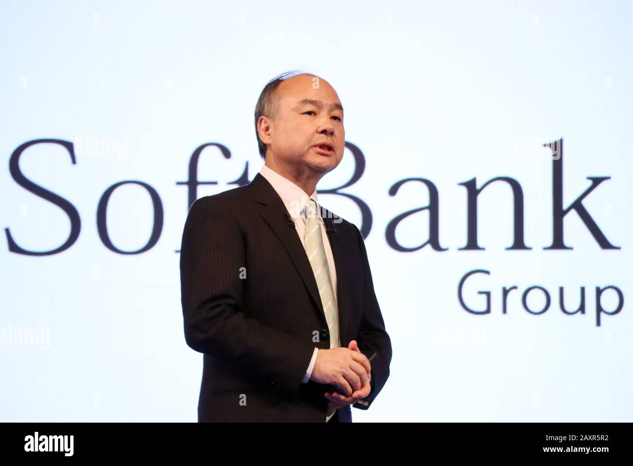 Tokyo, Giappone. 12th Feb, 2020. Il presidente del gruppo SoftBank Masayoshi Son annuncia il risultato finanziario del terzo trimestre dell'azienda conclusosi a Tokyo mercoledì 12 febbraio 2020. Il Gruppo SoftBank ha registrato una perdita operativa di 12,96 miliardi di yen da aprile a dicembre. Credito: Yoshio Tsunoda/Aflo/Alamy Live News Foto Stock