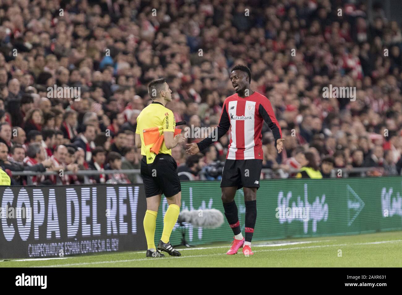 Bilbao, Bizkaia, SPAGNA. 12th Feb, 2020. Inaki WILLIAMS protesta all'assistente durante il gioco tra Athletic Club e Granada. L'Athletic Club de Bilbao ha ospitato Granada CF nella partita della semifinale Copa del Rey allo stadio San Mamés. Con questa vittoria, l'Athletic Club si trova di fronte a una partita di ritorno allo stadio Los CÃrmenes, che si terrà il 4th marzo. Credito: Edu Del Fresno/Zuma Wire/Alamy Live News Foto Stock