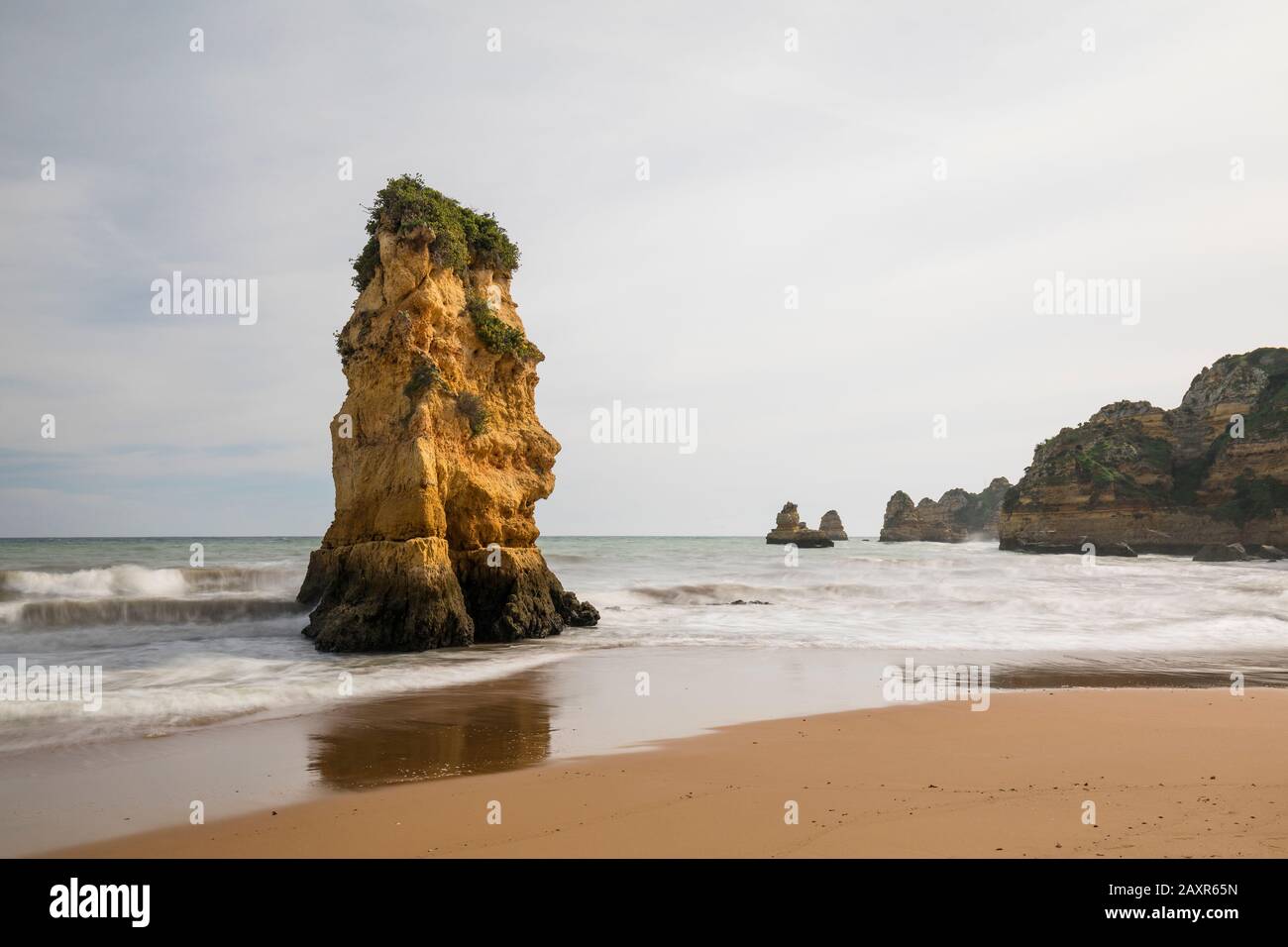 Formazione rocciosa a Praia de Dona Ana vicino a Lagos in inverno, Oceano Atlantico, Algarve, Faro distretto, Portogallo Foto Stock