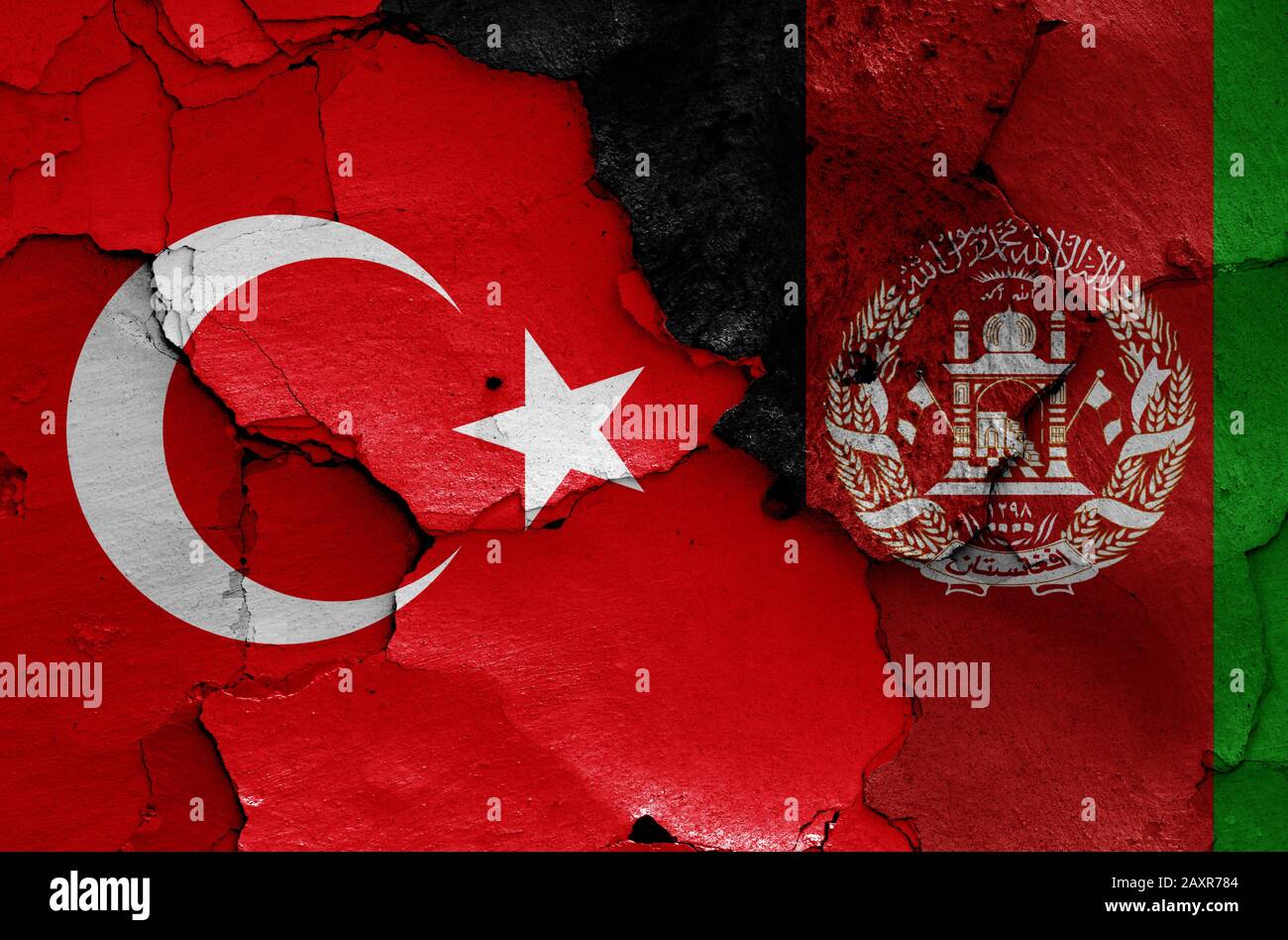 Bandiere di Turchia e Afghanistan dipinte su un muro rotto Foto Stock