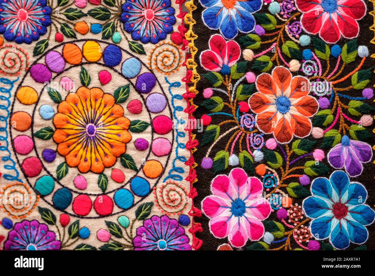 Perù mercato, tessuti andini, tradizionali coperte peruviane colorate per  la vendita al mercato pubblico Pisac, Perù Valle Sacra, Valle Sacra Perù  Foto stock - Alamy