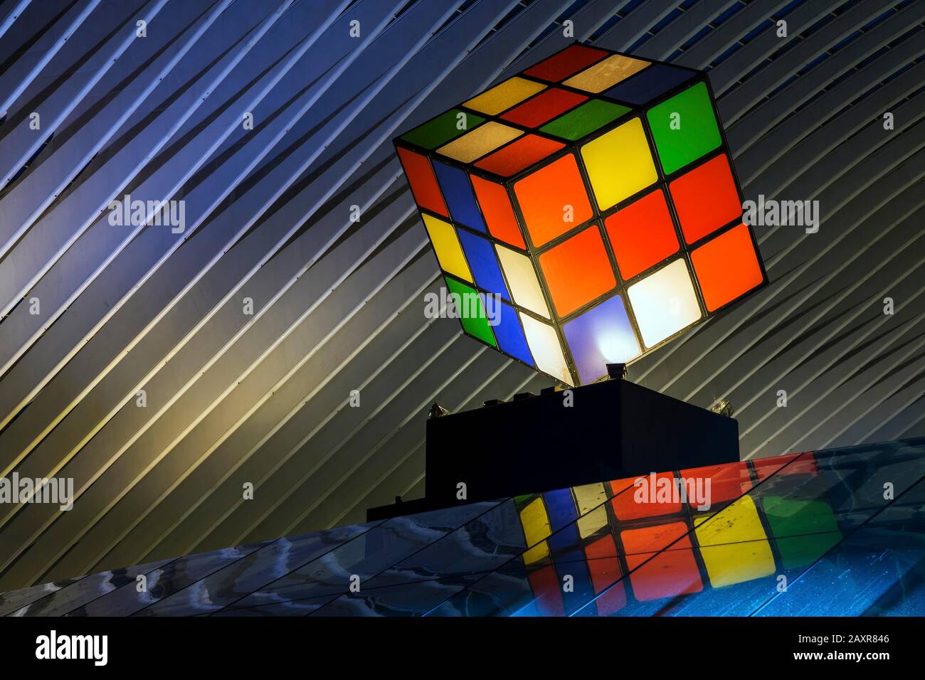 Large Rubik's Cube nella stazione ferroviaria di Liegi, Gare de Liege-Guillemins, progettato dall'architetto spagnolo Santiago Calatrava, scena notturna, Liegi Foto Stock