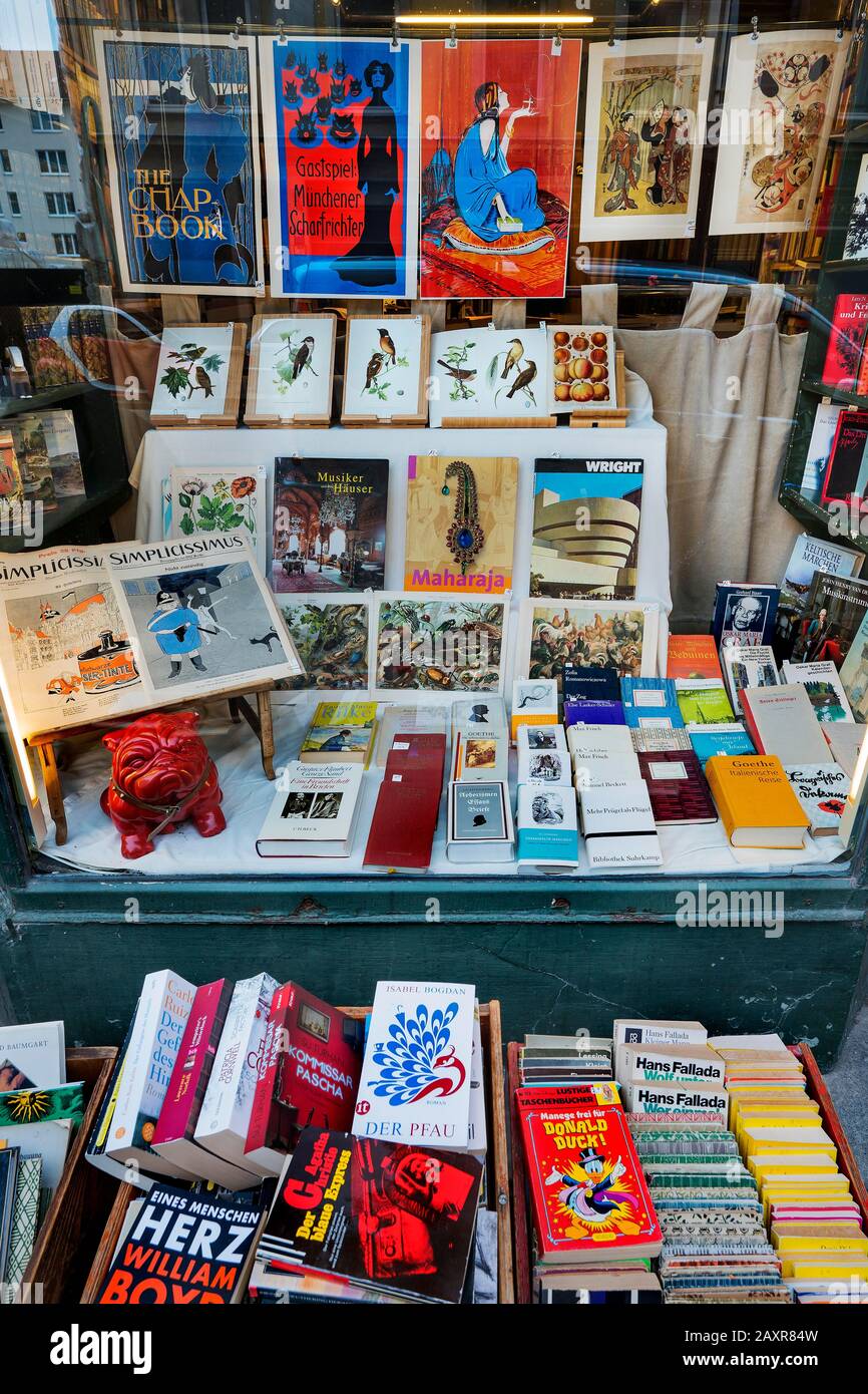 Vetrina di una libreria antiquaria in Türkenstrasse, Maxvorstadt, Monaco, alta Baviera, Baviera, Germania, Europa Foto Stock