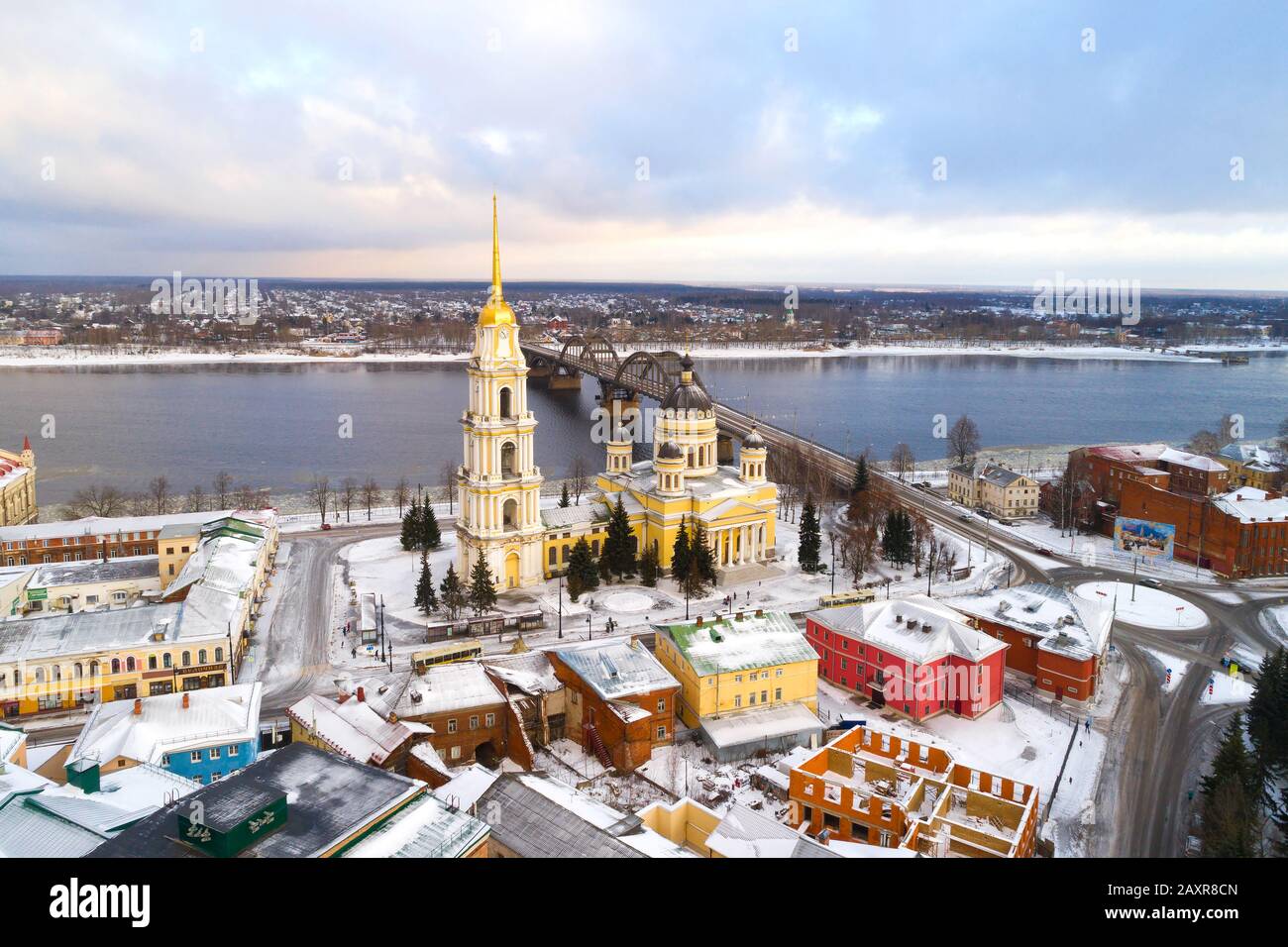 Rybinsk, RUSSIA - 01 GENNAIO 2020: Vista della Cattedrale della Trasfigurazione il mattino di gennaio (fotografia aerea) Foto Stock