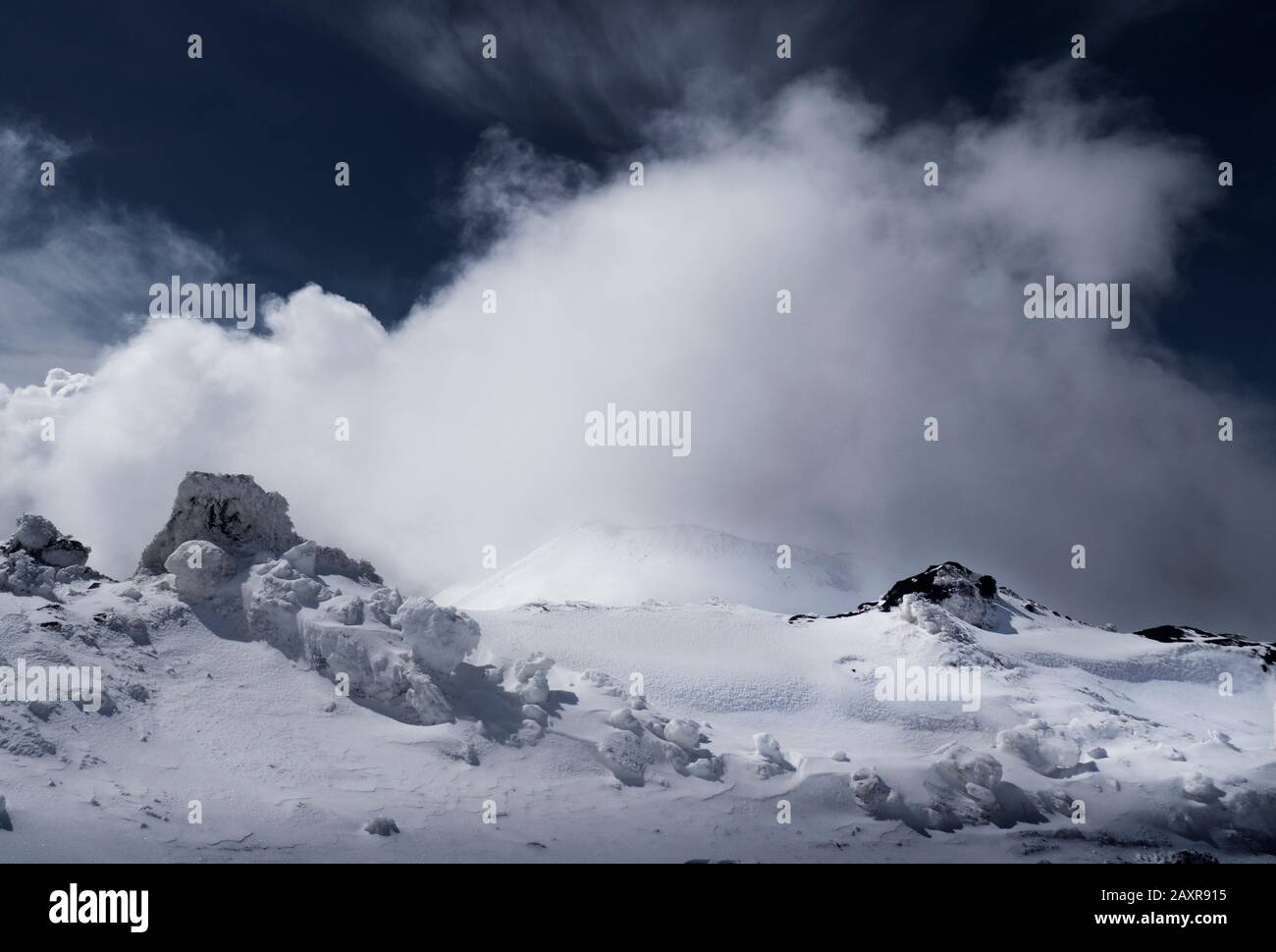 Escursione all'Etna. Uno dei crateri secondari è avvolto da una nube Foto Stock